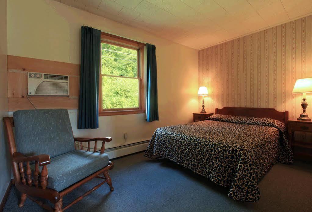 Pownal Ladd Brook Inn חדר תמונה